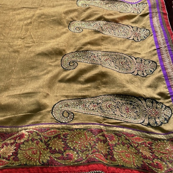 This is very nice Indian traditional saree with ready made blouse. Color beige. - Picture 6 of 10